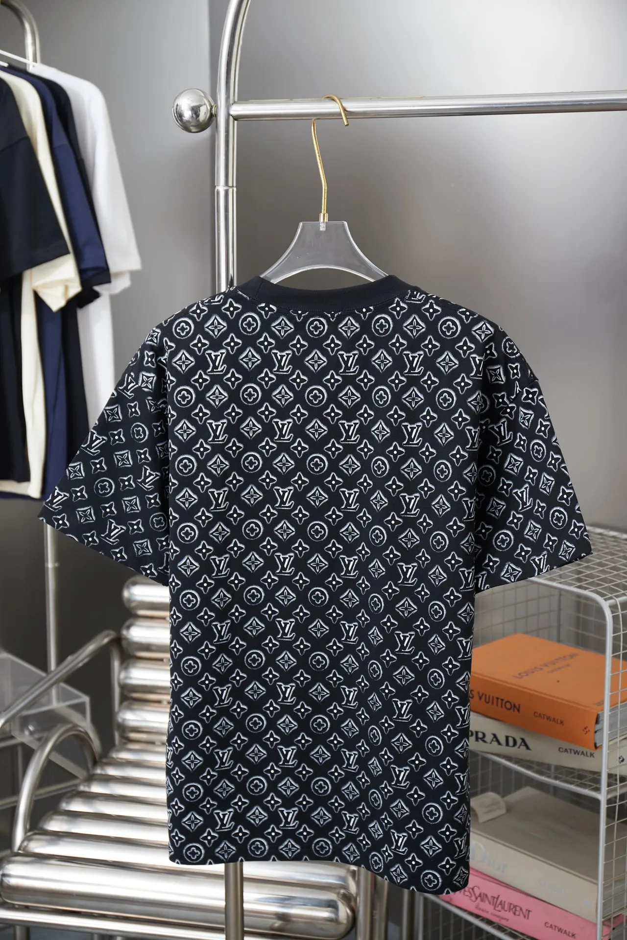 🅿️190 1V 25SS early spring new style Short sleeves with all-over presbyopic letters Light luxury Essential item for daily commuting for men and women Correct version Welcome to compare Detailed features · 320g 100% pure cotton double yarn jersey fabric · Special thickened 32 pieces of double-strand 1X1 thread in the same vat · Positioned digital full-width presbyopic Lv letter logo printing · Double needle stitching and cross-stitch technology · Original main mark, washable tag, brand moisture-proof paper packaging Color: black/white Size: S/M/L/XL
